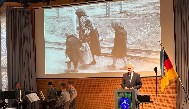 Flottenarzt a. D. Volker Hartmann hielt eine bemerkenswerte Rede über den Holocaust und die Gefahr der Gleichgültigkeit.