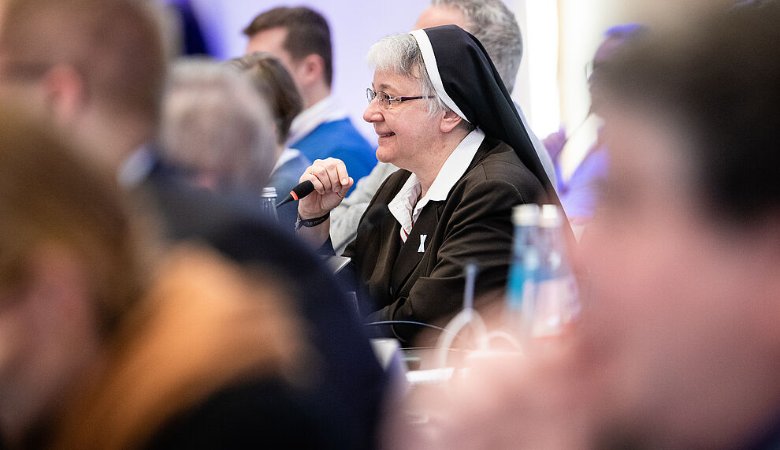 Sr. Katharina Kluitmann in der Synodalversammlung.