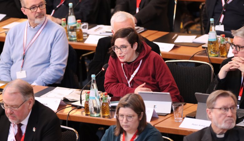 Viola Kohlberger meldet sich in der Synodalversammlung zu Wort.