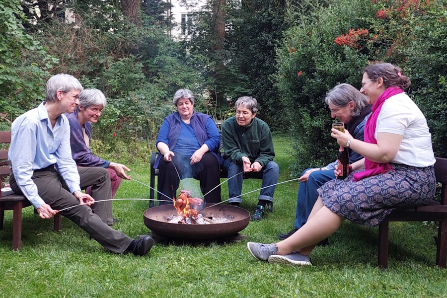 Gemeinsames Grillen mit Priorin Scholastica Rübenach (Dritte von links) im Abtei-Garten in München.