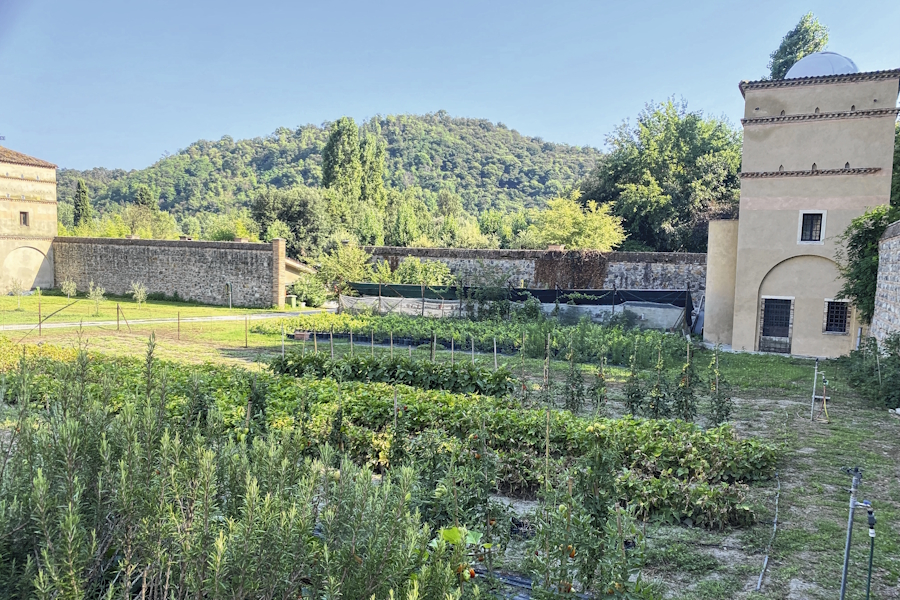 Zu dem Kloster gehört auch ein weitläufiger Kräutergarten.