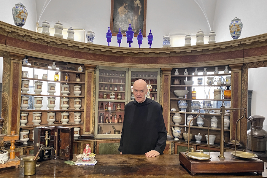 Don Giustino Pege in der alten Apotheke der Benediktinerabtei Praglia.