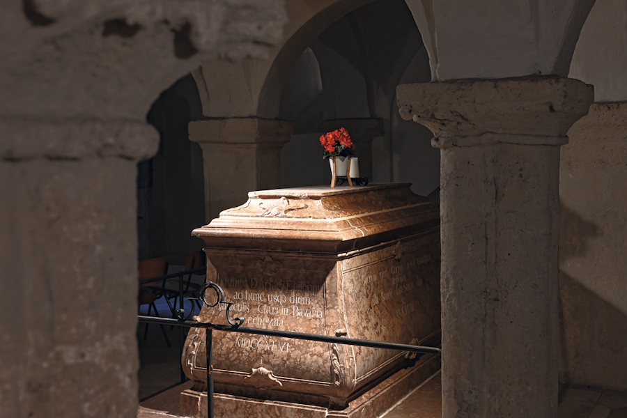 Herzstück der Krypta ist das Grabmal des heiligen Arsatius. Seine Gebeine ruhen allerdings im Altar der Krypta sowie in einem weiteren Schrein.
