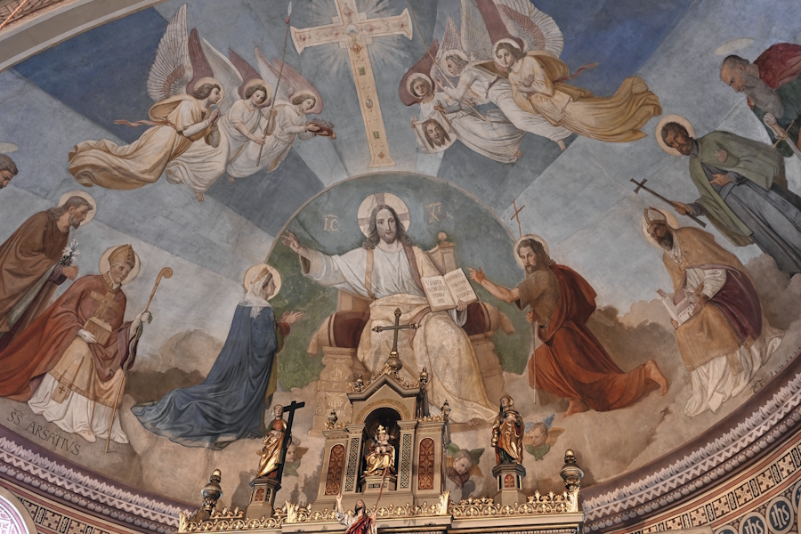Das auffällige Deckengemälde in der Apsis stammt aus dem Jahr 1875. Es zeigt Christus als Weltenrichter, links ist der heilige Arsatius als Bischof abgebildet.