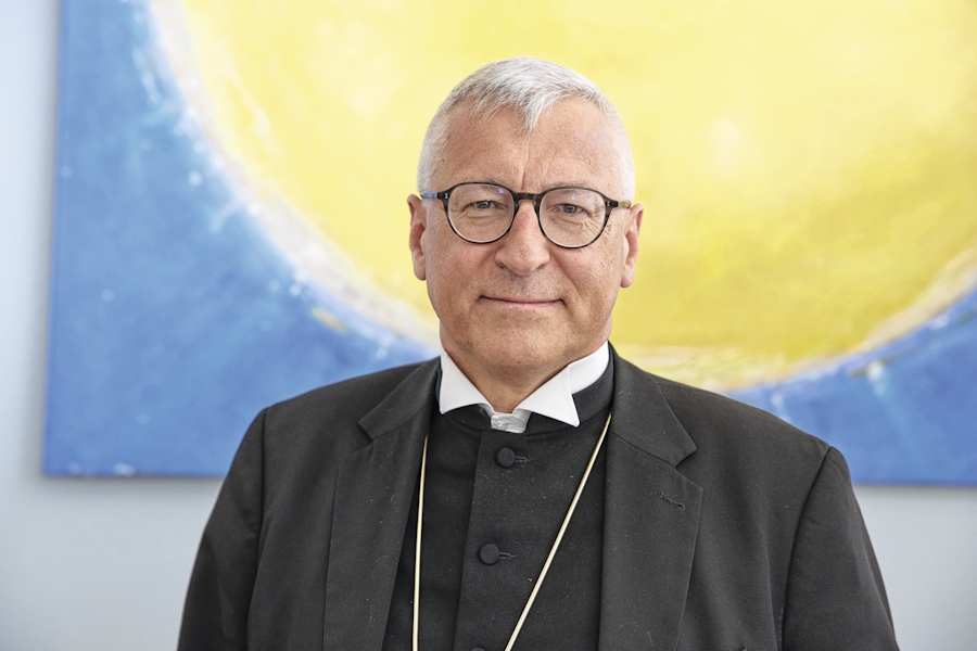 Bernhard Felmberg ist seit Oktober 2020 Bischof für die Evangelische Seelsorge bei der Bundeswehr. Zuvor war er im Entwicklungsministerium tätig. 