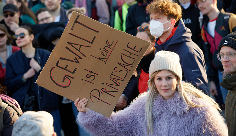 „Gewalt ist keine Privatsache“ – so die Botschaft dieser Teilnehmerin einer Demonstration gegen sexualisierte Gewalt am 22. März in Berlin. 