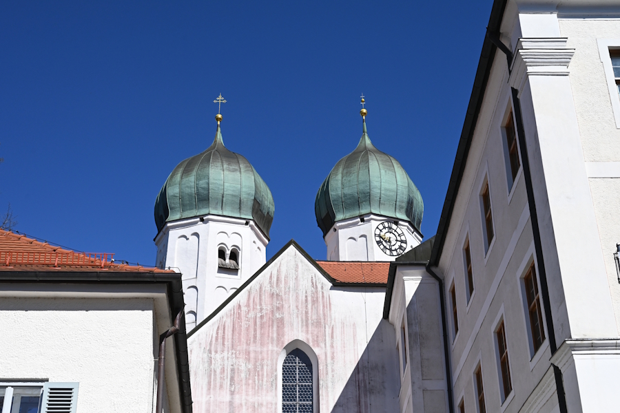 Die gedrungenen Kirchtürme sehen auf den ersten Blick gleich aus, sind aber auf eigenartige Weise unterschiedlich.