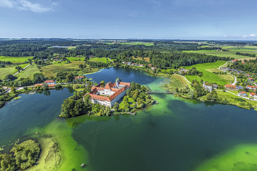 Eine einzigartige Lage, eine über tausendjährige Geschichte und eine romanische Kirche voller Schätze: Das ist Kloster Seeon. 