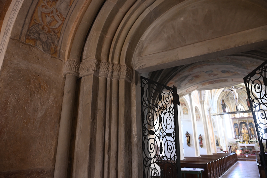 Das Portal könnte an die 950 Jahre alt sein.