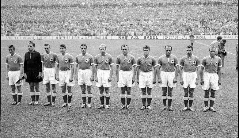 Die Fußballnationalmannschaft der Bundesrepublik Deutschland vor dem Halbfinale bei der WM 1954 gegen Österreich.