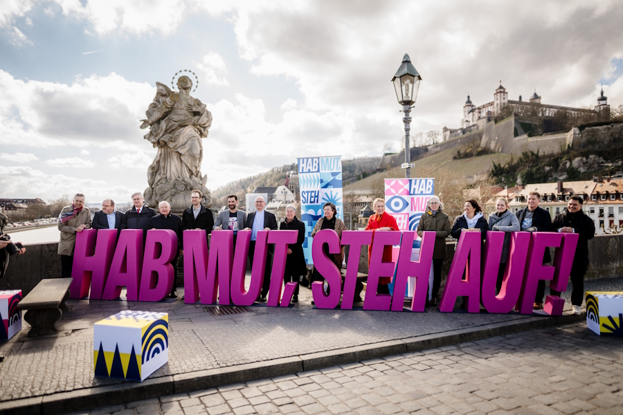 „Hab Mut, steh auf!“ (Mk 10,49) lautet das Leitwort des Katholikentags vom 13. bis 17. Mai in Würzburg.