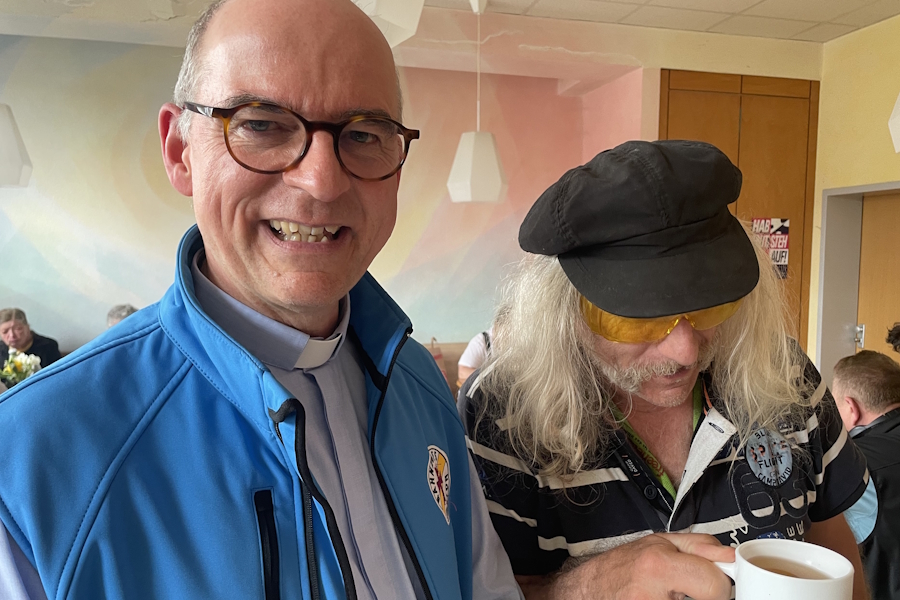 Auf einen Tee mit dem Bischof: Franz Jung (links) und Arnie in der Bahnhofsmission.