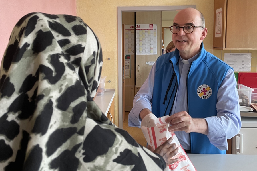 Brotzeit vom Bischof: Franz Jung hilft jeden Monat in der Bahnhofsmission mit.