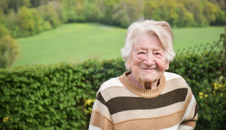 Die 100-jährige Martha Lichtenstern in ihrem Garten in Donauwörth.