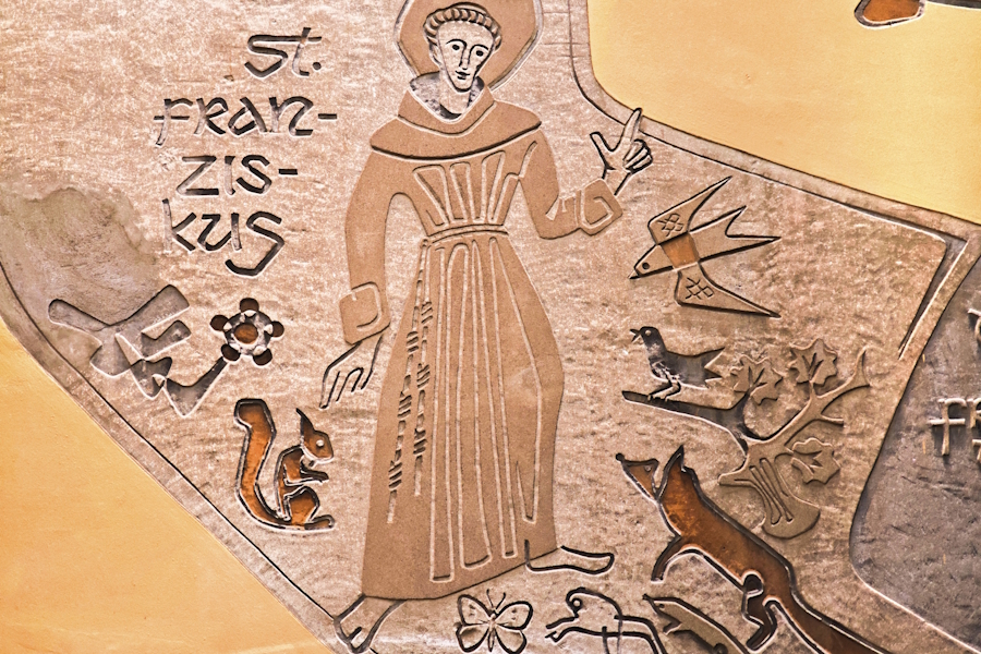 Der heilige Franz von Assisi ist der Schutzpatron der Tiere. Er hat im Einklang mit der Natur gelebt. Auf dieser Darstellung ist er zu sehen mit Vögeln und Fuchs, Eichhörnchen, Schmetterling und Frosch.