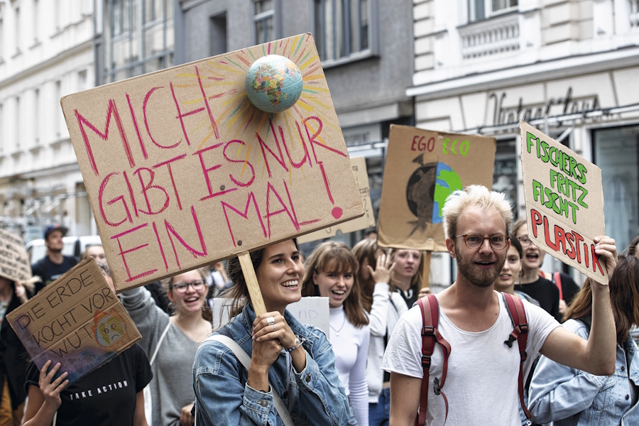 Seit Jahren demonstrieren viele Menschen für Klimaschutz. Sie wollen eine lebenswerte Zukunft für unsere Kinder.