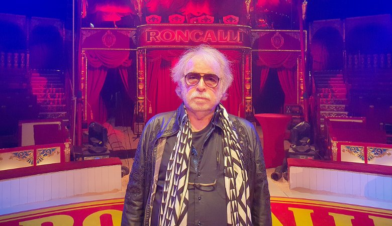 Bernhard Paul, Zirkusdirektor von Circus Roncalli, am 20. April 2026 in der Zirkusmanege in Köln. 