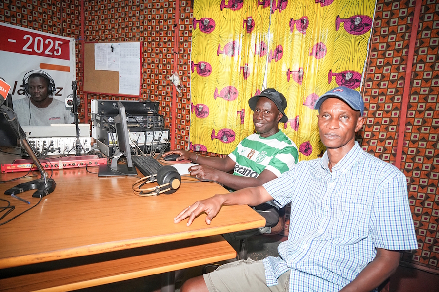 Die Radiomoderatoren José Mango (links) und Mamadú Saido Embaló im Studio von Radio Sol Mansi in Mansoa (Guinea-Bissau).