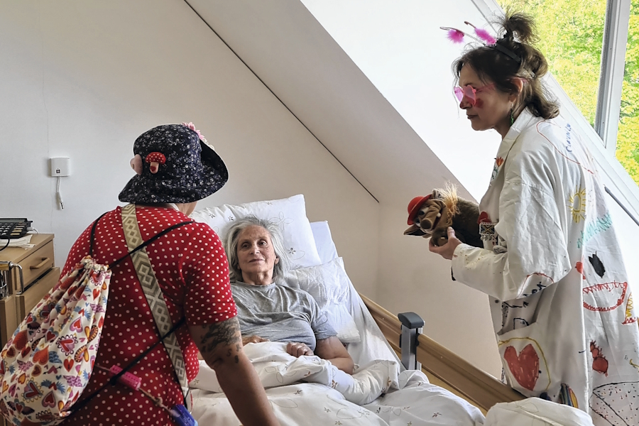 Die „Einherz-Clowns“ möchten mit ihren Auftritten „ein bisserl Freude in die Welt bringen“.