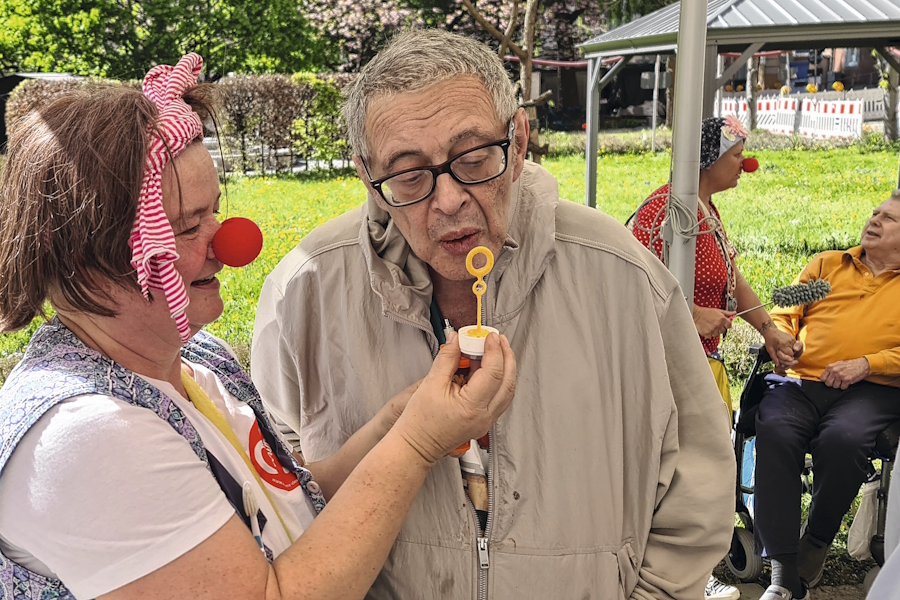 Einmal im Monat kommen die „Einherz-Clowns“ in das Münchner Seniorenheim Vincentinum.