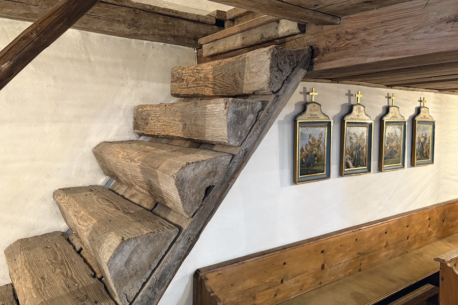 Aus Holzbalken gebaut und vermutlich nicht TÜV-geprüft: die Treppe zur Empore.