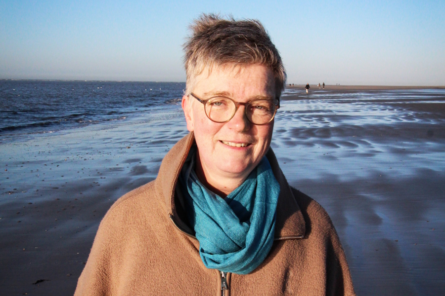 Susanne Wübker ist seit 2016 Seelsorgerin auf der ostfriesischen Insel Langeoog. Als Pfarrbeauftragte der Pfarrei St. Nikolaus ist sie verantwortlich für die Gestaltung des Gemeindelebens, die Seelsorge vor Ort und die Urlauberseelsorge.