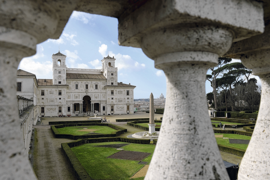 Die Villa Medici auf dem Pincio-Hügel liegt inmitten herrlicher Gartenanlagen.