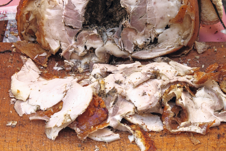 Knuspriges Porchetta gibt’s im kleinen Ort Ariccia in den Bergen südöstlich von Rom.