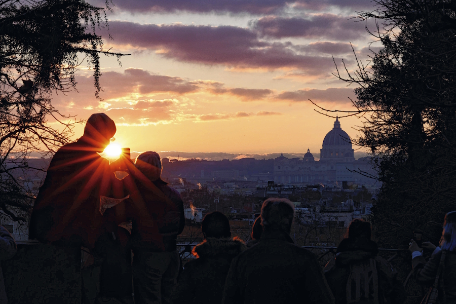 Der Sonnenuntergang lässt sich mit Blick auf Rom besonders gut genießen.