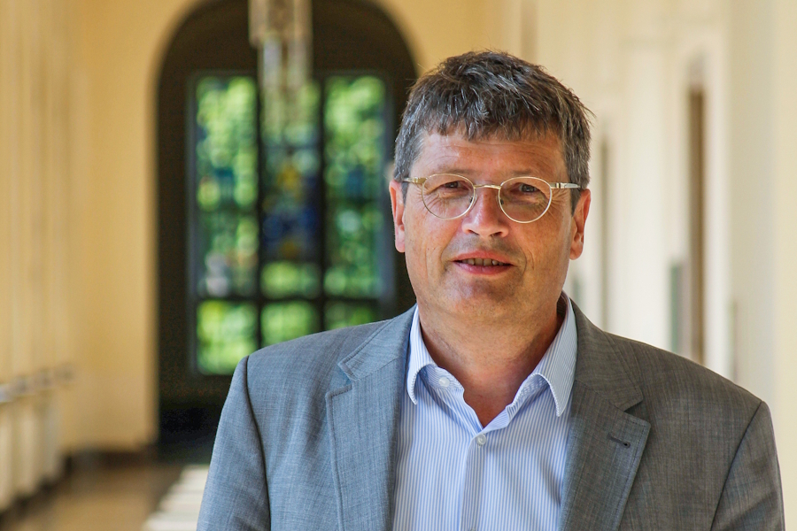 Reiner Anselm ist evangelischer Theologe. Er lehrt an der Ludwigs-Maximilians-Universität in München, ist Spezialist für theologisch-ethische Fragen.