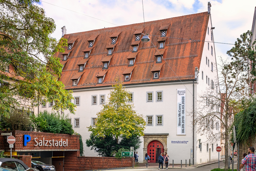 Das Ulmer „Museum Brot und Kunst – Forum Welternährung“ befindet sich in einem ebenfalls sehenswerten Salzstadel, einem historischen Lagerhaus für Salz. 
