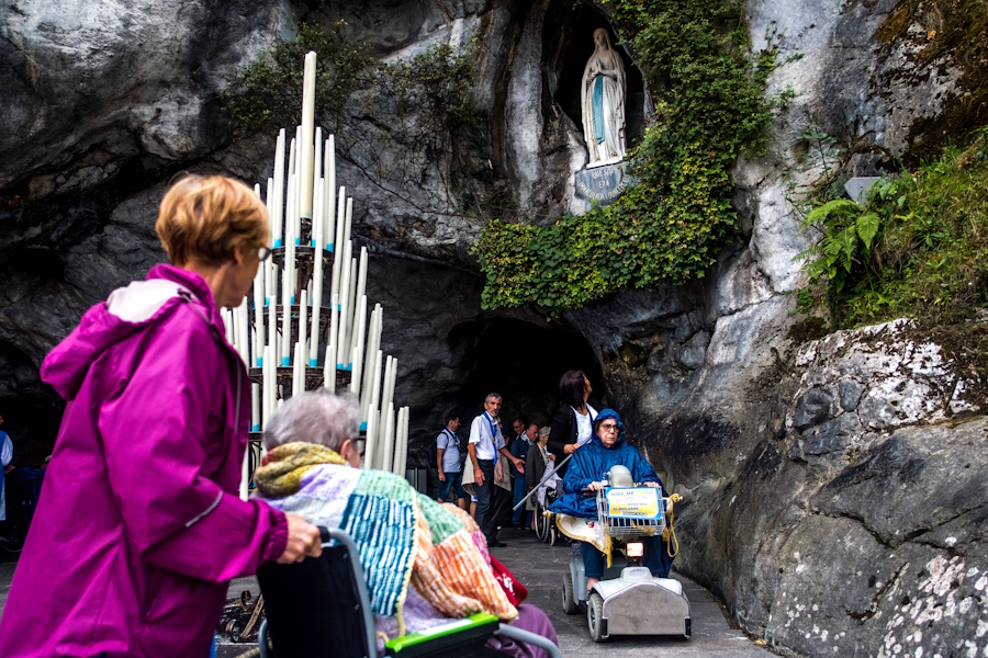 Zur Erscheinungsgrotte in Lourdes pilgern viele Menschen mit Erkrankungen und Behinderungen.