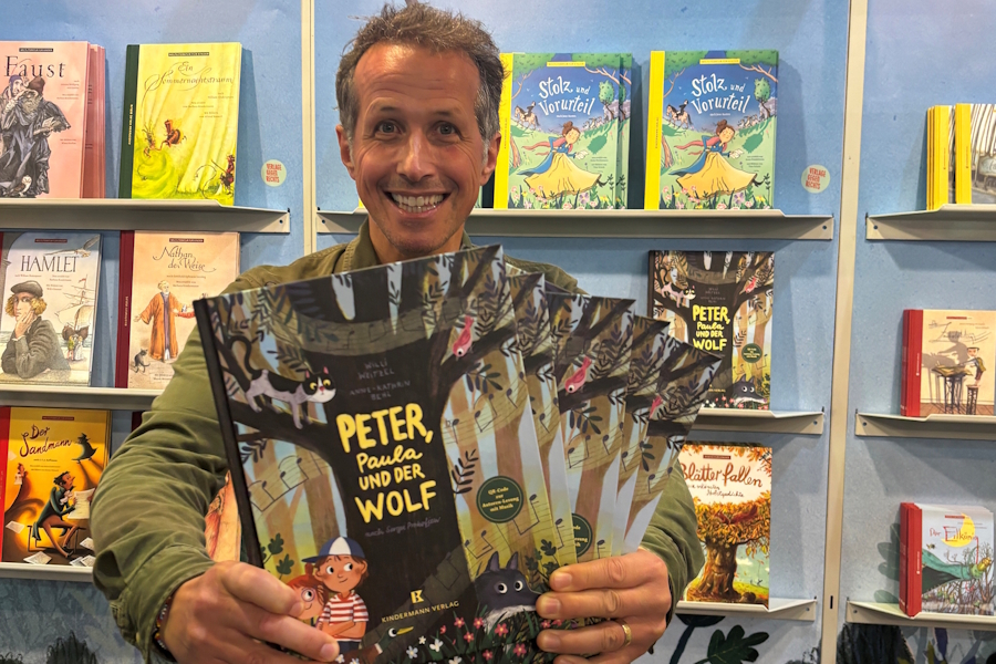 Willi Weitzel mit seinem neuen Buch „Peter, Paula und der Wolf“.