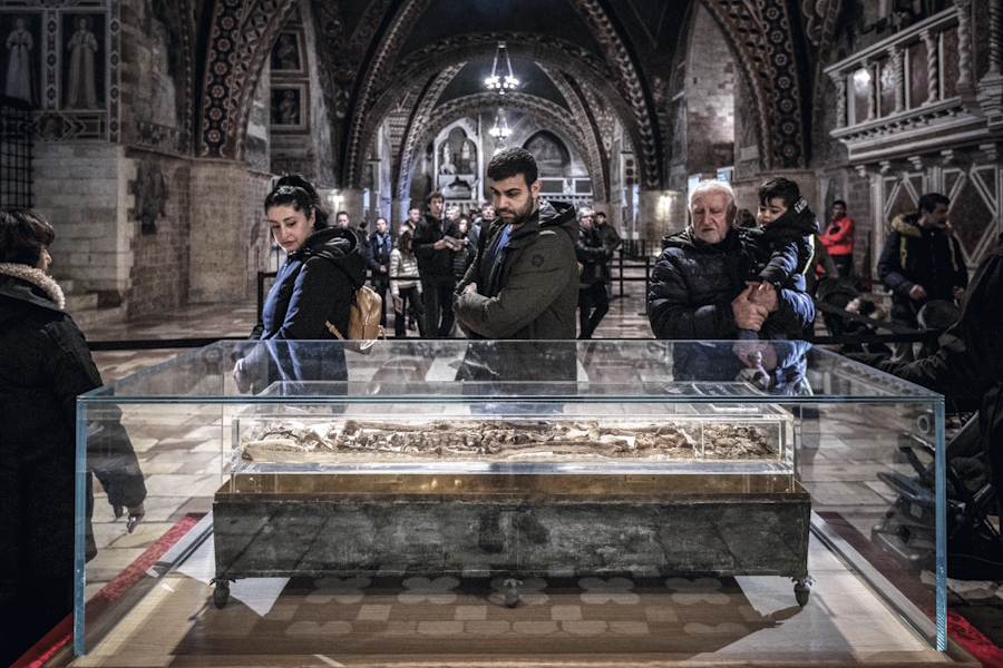 Vier Wochen lang waren in diesem Frühjahr die sterblichen Überreste des heiligen Franziskus in der Basilika San Francesco in Assisi zu sehen. Mehr als 370.000 Menschen aus aller Welt besuchten die ungewöhnliche Schau zum 800. Todestag des Ordensgründers.