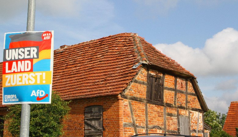 Wahlplakat der AfD im Mai 2024 in einem Dorf in Mecklenburg-Vorpommern. In den ostdeutschen Bundesländern hat die AfD bisher ihre stärksten Wahlergebnisse erzielt.