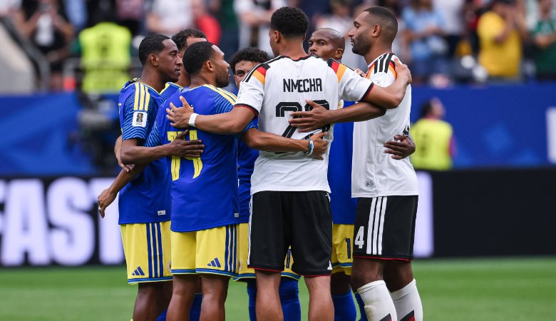 Felix Nmecha und Jonathan Tah beten nach dem 7:1 bei der WM gemeinsam mit Spielern aus Curaçao.