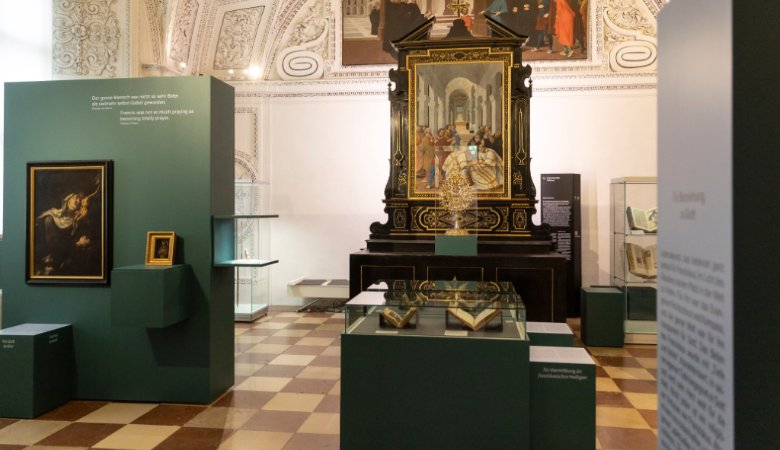 Blick in die Ausstellung ‚LebensKunst. 800 Jahre Franz von Assisi‘ im DomQuartier Salzburg.