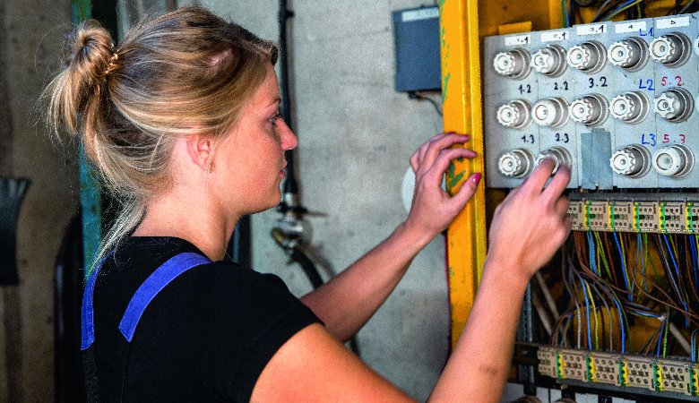 Elektrikerinnen und Elektriker arbeiten heute nicht mehr mit Technik aus dem vergangenen Jahrhundert.