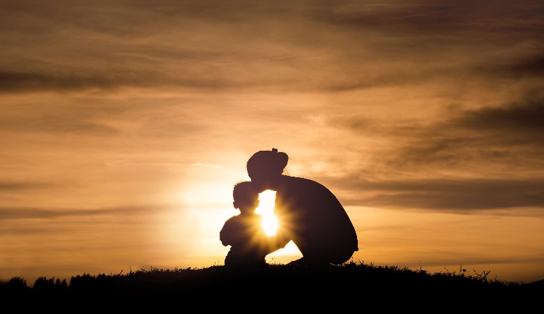 Eines ist überall auf der Welt verbreitet: Eltern küssen ihre Kinder.