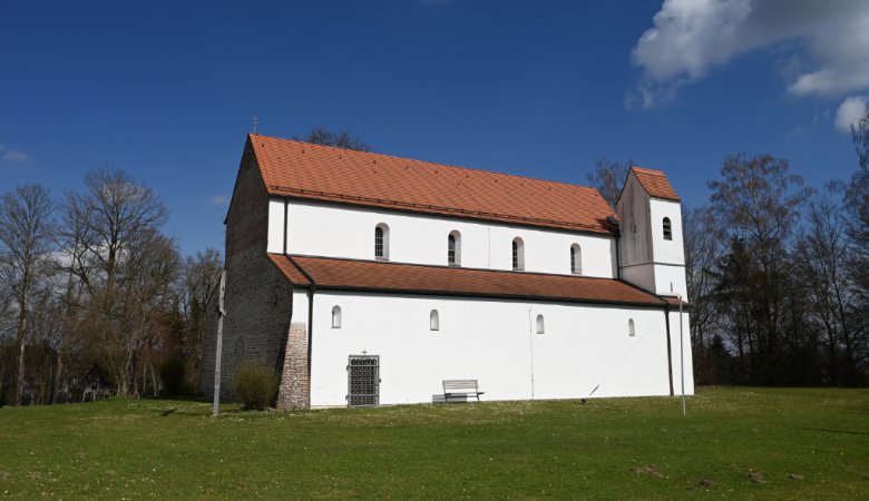 Auch von außen ein charakteristischer romanischer Bau: die Petersberg-Basilika.