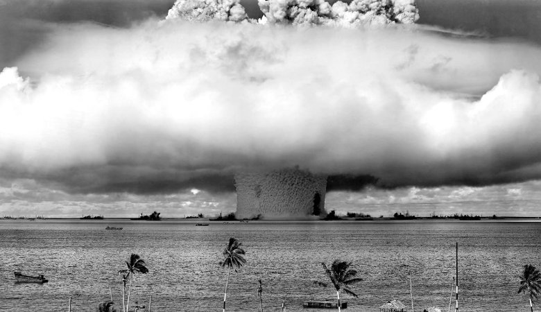 Aufnahme einer Unterwasser-Detonation einer Atombombe im Bikini-Atoll.