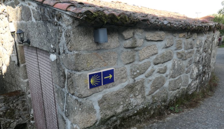 Auf Don Elías Valiña Sampedro geht die Markierung des Jakobswegs mit gelben Pfeilen zurück.