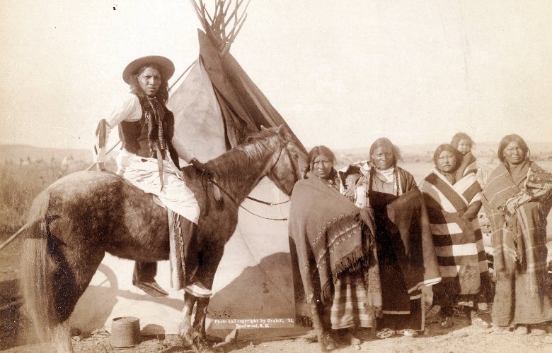 Frauen vom Stamm der Lakota, Aufnahme aus dem Jahr 1891.