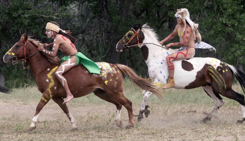 Die Schlacht am Little Bighorn wird jedes Jahr in Montana nachgestellt. Das Bild zeigt berittene Stammesangehörige, die damals gegen die US-Armee kämpften. 