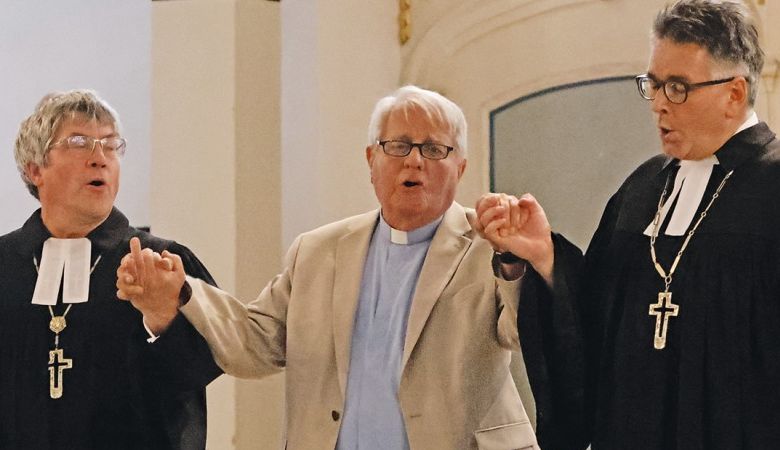 Starkes Zeichen der Versöhnung: Jürgen Hauskeller im Gottesdienst mit Landesbischof Friedrich Kramer (links) und Regionalbischof Tobias Schüfer (rechts) an seiner ehemaligen Wirkungsstätte, der Kirche Zella St. Blasii, im Juni 2025.