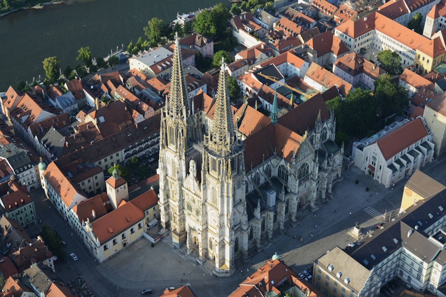 Das Wahrzeichen von Regensburg: der Dom St. Peter mit seinem Turmpaar.