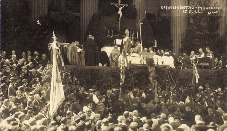 Heilige Messe mit dem Münchner Kardinal Faulhaber beim Katholikentag 1922 in München.