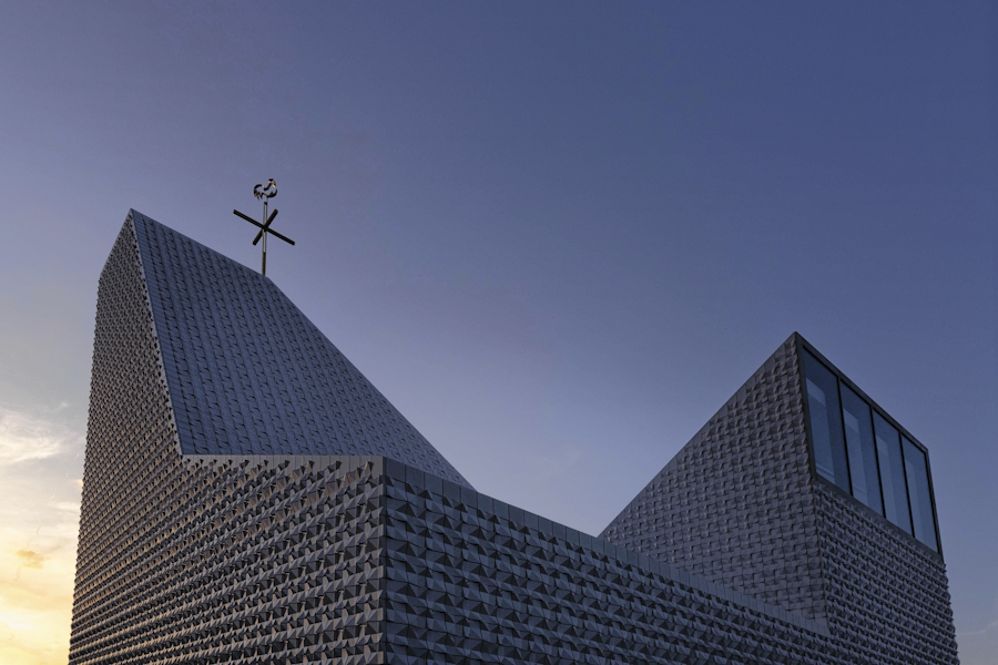 Futuristisch, mutig, himmlisch? Mit ungewohnten Formen hebt sich die Kirche gegen den Abendhimmel ab.