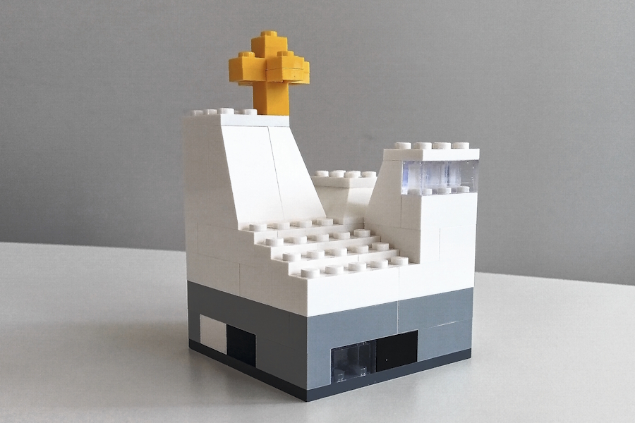 Die gesuchte Kirche, zusammengebaut aus 66 Lego-Steinen.