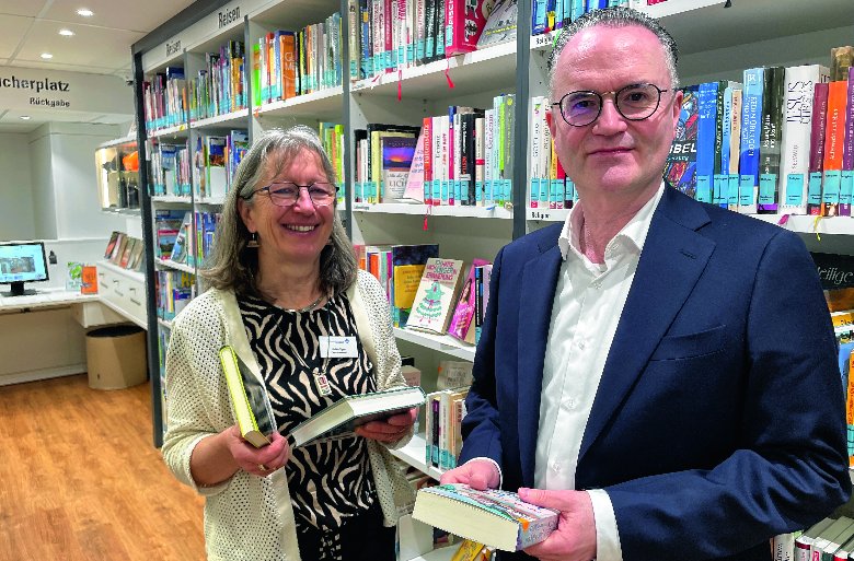 Büchereileiterin Ulrike Eger und Professor Klaus Markstaller, der ärztliche Direktor der Augsburger Uni-Klinik, sind vom Wert ihrer Patientenbücherei überzeugt.